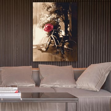 Lerretsbilde 70x100 cm - Sykkel med rød hatt i frodige, grønne omgivelser - Rød / Brun / Svart - Interiør - Maleri & posters - Lerretsbilder