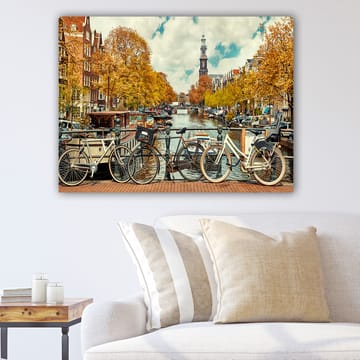 Lerretsbilde 70x100 cm - Sykler ved en kanal i Amsterdam omgitt av høstfarger - Gyllenoransje / Mørk blå / Hvit - Interiør - Maleri & posters - Lerretsbilder