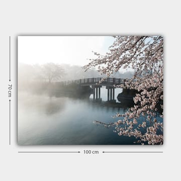 Lerretsbilde 70x100 cm - Tåkete landskap med en bro som går over en stille innsjø, omgitt av blomstrende kirsebærtrær - Lys rosa / Blå / Grå - Interiør - Maleri & posters - Lerretsbilder