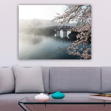 Lerretsbilde 70x100 cm - Tåkete landskap med en bro som går over en stille innsjø, omgitt av blomstrende kirsebærtrær - Lys rosa / Blå / Grå - Interiør - Maleri & posters - Lerretsbilder