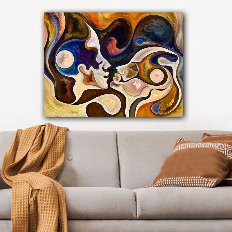 Lerretsbilde 70x100 cm - To ansikter som møtes i et intimt kyss, omgitt av abstrakte former og farger - Mørk blå / Brun / Beige - Interiør - Maleri & posters - Lerretsbilder