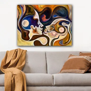 Lerretsbilde 70x100 cm - To ansikter som møtes i et intimt kyss, omgitt av abstrakte former og farger - Mørk blå / Brun / Beige - Interiør - Maleri & posters - Lerretsbilder