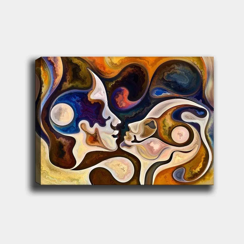 Lerretsbilde 70x100 cm - To ansikter som møtes i et intimt kyss, omgitt av abstrakte former og farger - Mørk blå / Brun / Beige - Interiør - Maleri & posters - Lerretsbilder