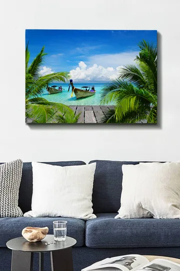 Lerretsbilde 70x100 cm - To båter i klart turkis vann omgitt av palmer og en trebrygge - Turkis / Grønn / Blå - Interiør - Maleri & posters - Lerretsbilder