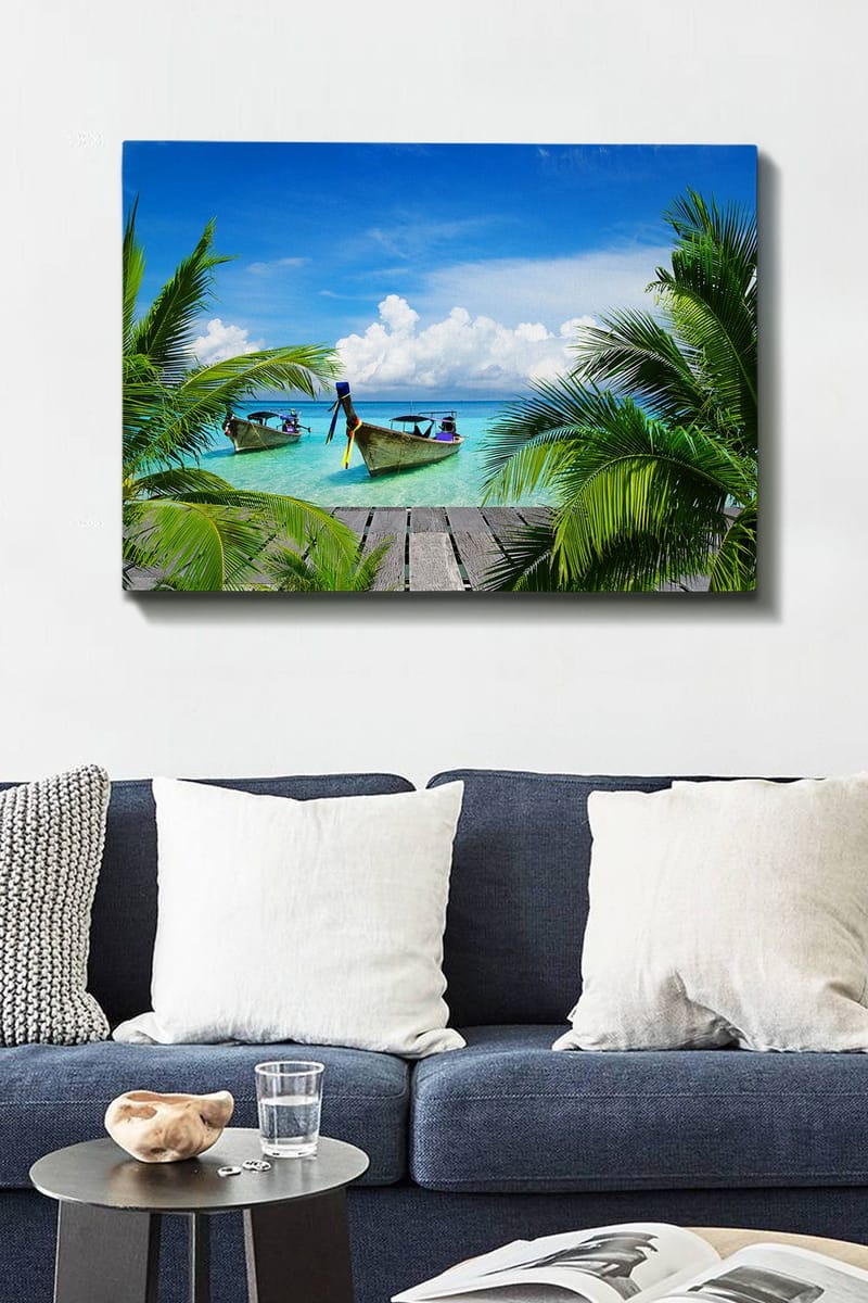 Lerretsbilde 70x100 cm - To båter i klart turkis vann omgitt av palmer og en trebrygge - Turkis / Grønn / Blå - Interiør - Maleri & posters - Lerretsbilder