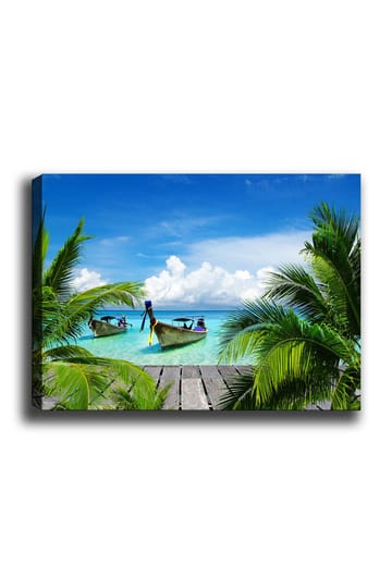 Lerretsbilde 70x100 cm - To båter i klart turkis vann omgitt av palmer og en trebrygge - Turkis / Grønn / Blå - Interiør - Maleri & posters - Lerretsbilder