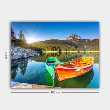 Lerretsbilde 70x100 cm - To fargerike båter ligger stille på en speilblank innsjø omgitt av frodige fjell - Grønn / Oransje / Blå - Interiør - Maleri & posters - Lerretsbilder