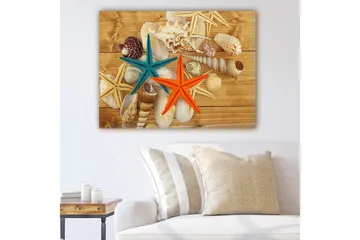 Lerretsbilde 70x100 cm - To fargerike sjøstjerner i oransje og turkis blant skjell på en treflate - Turkis / Oransje / Beige - Interiør - Maleri & posters - Lerretsbilder