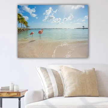 Lerretsbilde 70x100 cm - To flamingoer som står ved kysten i et klart, turkis hav - Rosa / Turkis / Beige - Interiør - Maleri & posters - Lerretsbilder