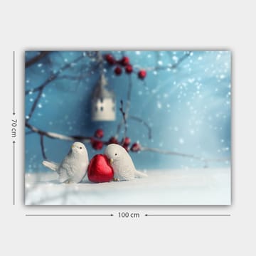 Lerretsbilde 70x100 cm - To fugler som holder et rødt hjerte sammen i et vinterlig miljø - Hvit / Rød / Blå - Interiør - Maleri & posters - Lerretsbilder