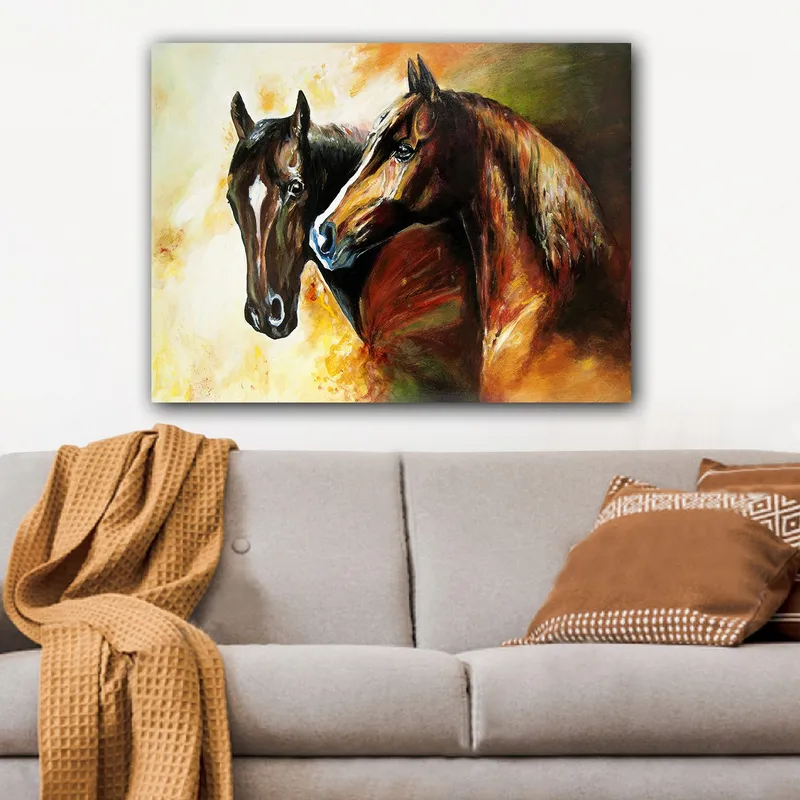 Lerretsbilde 70x100 cm - To hester som står tett inntil hverandre, fanget i en dynamisk og levende komposisjon - Mørk brun / Lys brun / Oransje - Interiør - Maleri & posters - Lerretsbilder