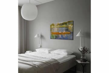 Lerretsbilde 70x100 cm - To kvinner padler i en båt på en speilblank innsjø - Oransje / Blå / Grønn - Interiør - Maleri & posters - Lerretsbilder