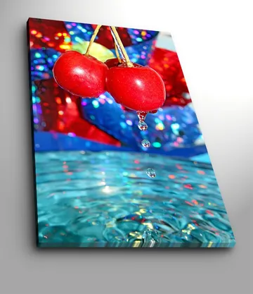 Lerretsbilde 70x100 cm - To røde kirsebær som henger over en vannflate med dråper som faller ned - Rød / Blå / Turkis - Interiør - Maleri & posters - Lerretsbilder