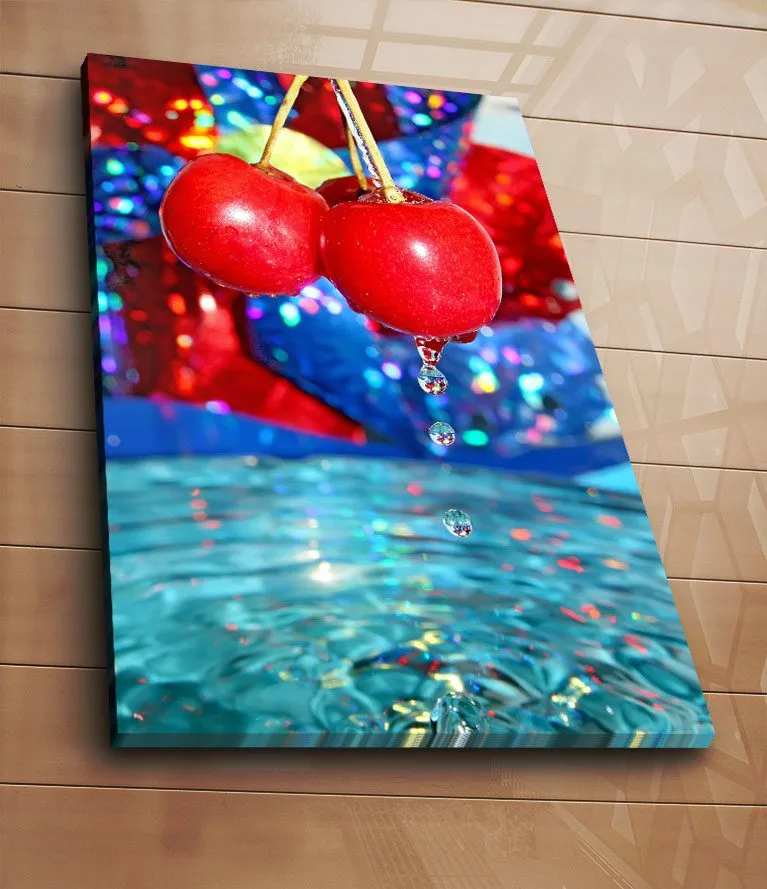 Lerretsbilde 70x100 cm - To røde kirsebær som henger over en vannflate med dråper som faller ned - Rød / Blå / Turkis - Interiør - Maleri & posters - Lerretsbilder