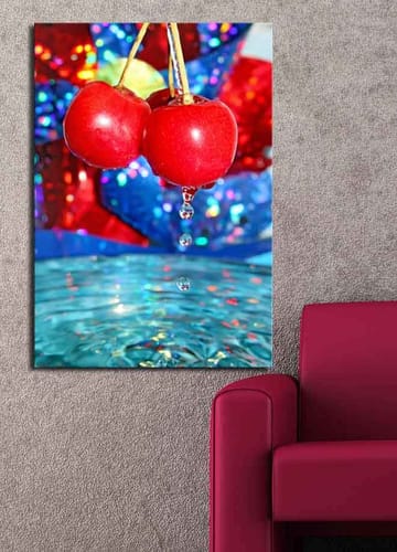 Lerretsbilde 70x100 cm - To røde kirsebær som henger over en vannflate med dråper som faller ned - Rød / Blå / Turkis - Interiør - Maleri & posters - Lerretsbilder