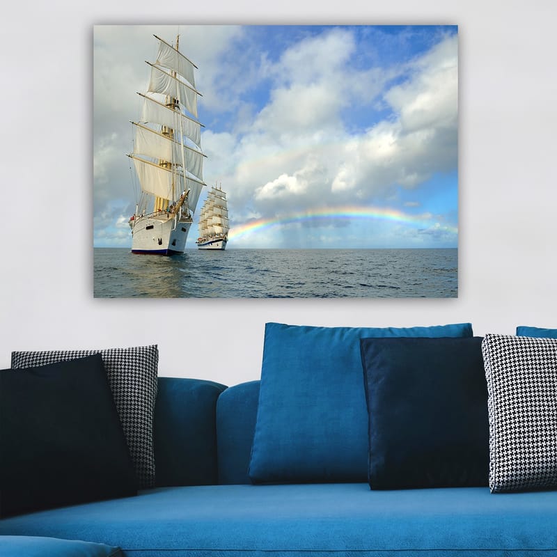 Lerretsbilde 70x100 cm - To seilbåter som navigerer gjennom et rolig hav under en blå himmel med skyer og en regnbue - Hvit / Blå / Grå - Interiør - Maleri & posters - Lerretsbilder