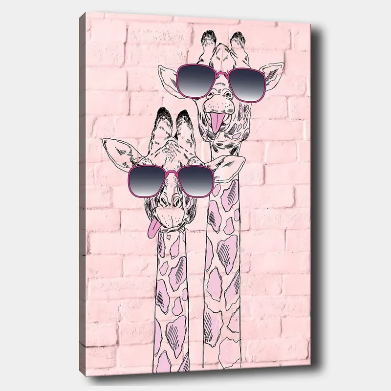 Lerretsbilde 70x100 cm - To sjiraffer med solbriller som skiller seg ut med sine lekne uttrykk, Rosa / Svart / Hvit