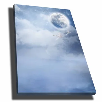 Lerretsbilde 70x100 cm - To svaner som flyr under en stor måne i en drømmende, overskyet himmel - Lyseblå / Hvit / Mørkeblå - Interiør - Maleri & posters - Lerretsbilder