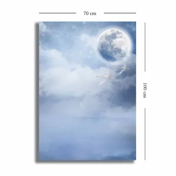Lerretsbilde 70x100 cm - To svaner som flyr under en stor måne i en drømmende, overskyet himmel - Lyseblå / Hvit / Mørkeblå - Interiør - Maleri & posters - Lerretsbilder