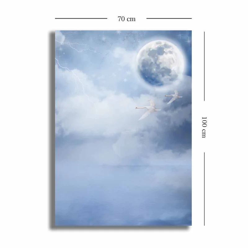 Lerretsbilde 70x100 cm - To svaner som flyr under en stor måne i en drømmende, overskyet himmel - Lyseblå / Hvit / Mørkeblå - Interiør - Maleri & posters - Lerretsbilder