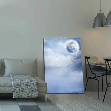 Lerretsbilde 70x100 cm - To svaner som flyr under en stor måne i en drømmende, overskyet himmel - Lyseblå / Hvit / Mørkeblå - Interiør - Maleri & posters - Lerretsbilder