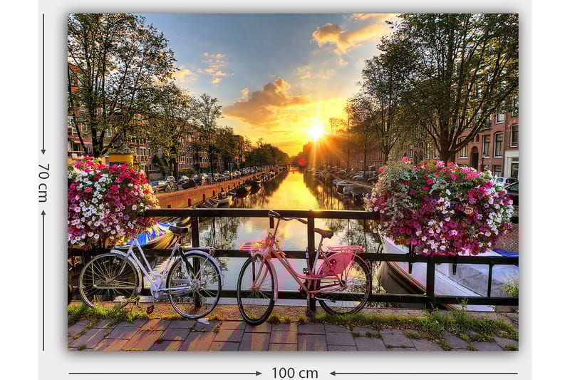 Lerretsbilde 70x100 cm - To sykler i pittoresk kanalsetting med blomster og solnedgang - Rosa / Hvit / Grønn - Interiør - Maleri & posters - Lerretsbilder