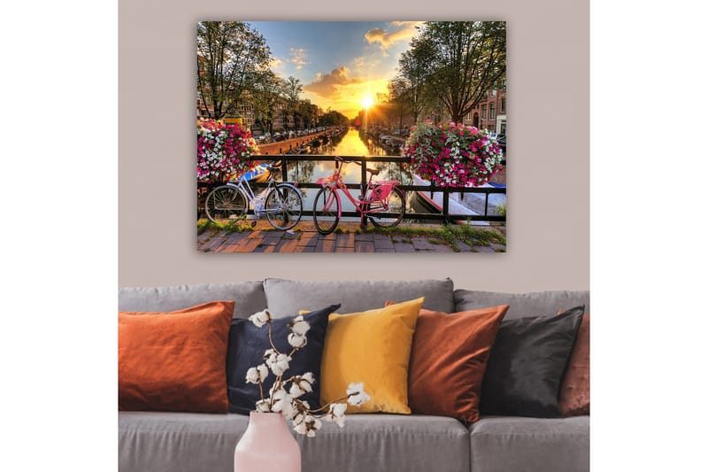 Lerretsbilde 70x100 cm - To sykler i pittoresk kanalsetting med blomster og solnedgang - Rosa / Hvit / Grønn - Interiør - Maleri & posters - Lerretsbilder