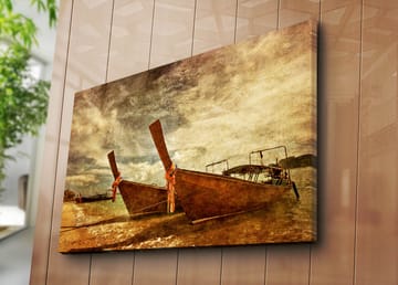 Lerretsbilde 70x100 cm - To tradisjonelle thailandske båter på stranden - Brun / Beige / Oransje - Interiør - Maleri & posters - Lerretsbilder