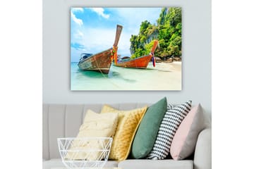 Lerretsbilde 70x100 cm - To tradisjonelle thailandske langbåter på en strand med steiner og frodig vegetasjon i bakgrunnen - Brun / Grønn / Blå - Interiør - Maleri & posters - Lerretsbilder