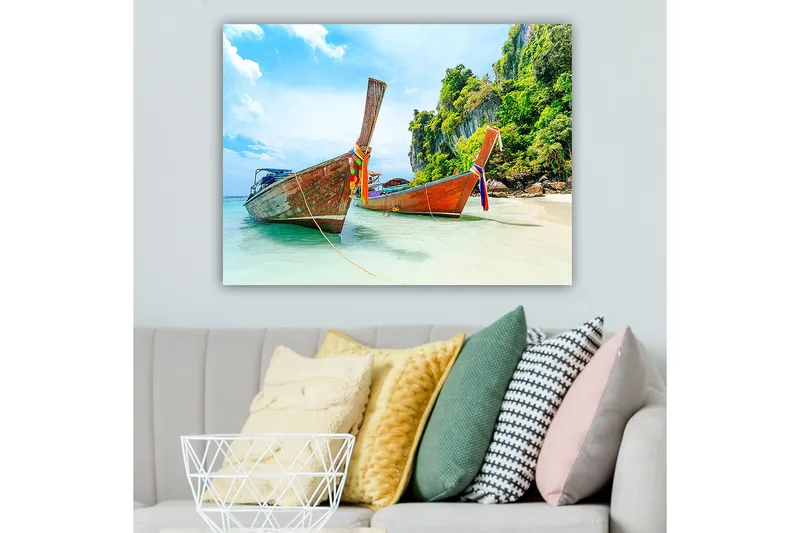 Lerretsbilde 70x100 cm - To tradisjonelle thailandske langbåter på en strand med steiner og frodig vegetasjon i bakgrunnen - Brun / Grønn / Blå - Interiør - Maleri & posters - Lerretsbilder