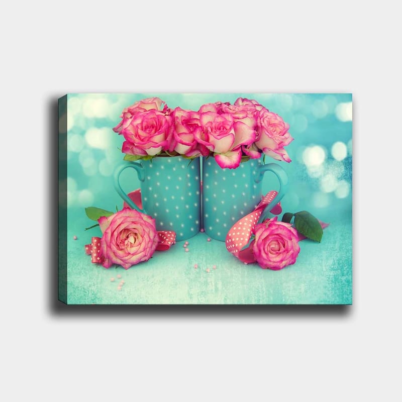 Lerretsbilde 70x100 cm - To turkise krus fylt med rosa roser, Turkis / Rosa