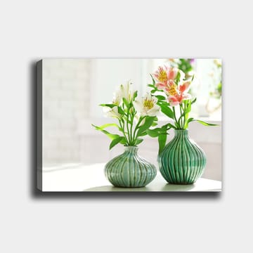 Lerretsbilde 70x100 cm - To vaser med blomster i et lyst og friskt miljø - Grønn / Hvit / Rosa - Interiør - Maleri & posters - Lerretsbilder