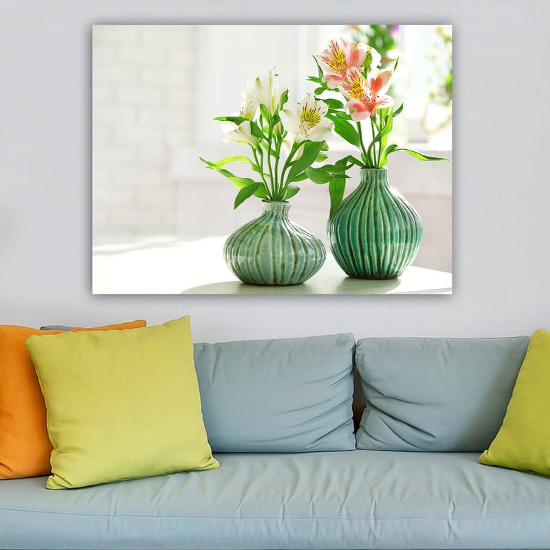 Lerretsbilde 70x100 cm - To vaser med blomster i et lyst og friskt miljø - Grønn / Hvit / Rosa - Interiør - Maleri & posters - Lerretsbilder