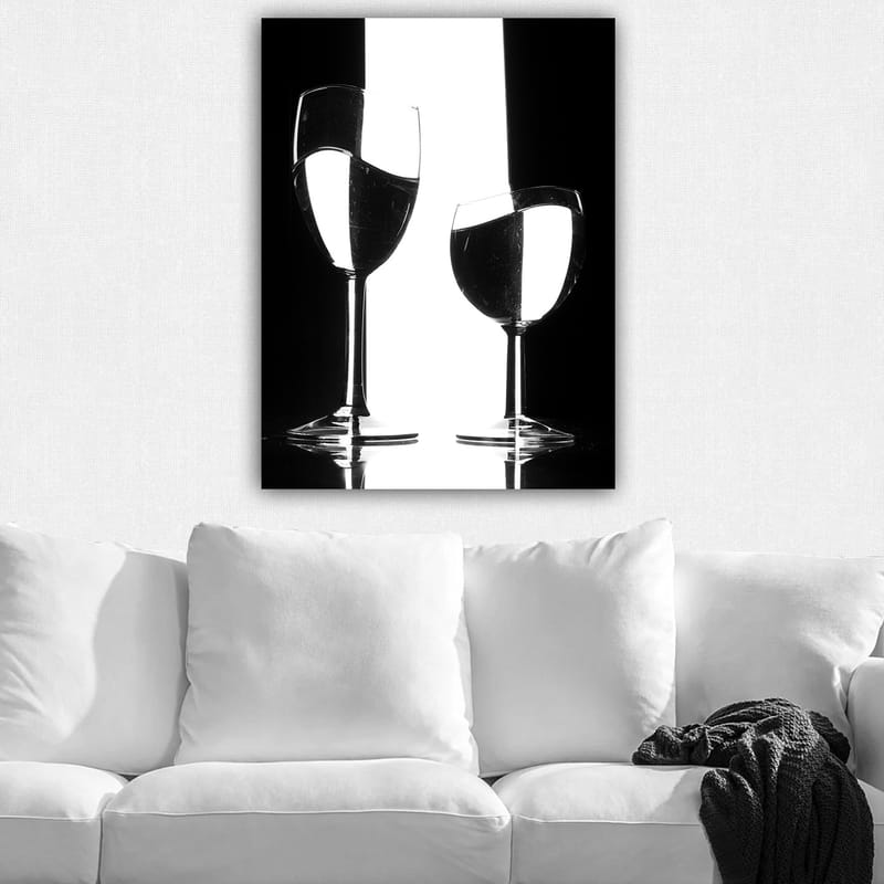 Lerretsbilde 70x100 cm - To vinglass med refleksjoner og vann i en minimalistisk svart-hvitt-komposisjon - Svart / Hvit / Gjennomsiktig - Interiør - Maleri & posters - Lerretsbilder