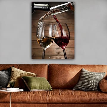 Lerretsbilde 70x100 cm - To vinglass som skåler med hvitvin og rødvin som helles i dem - Gull / Rød - Interiør - Maleri & posters - Lerretsbilder
