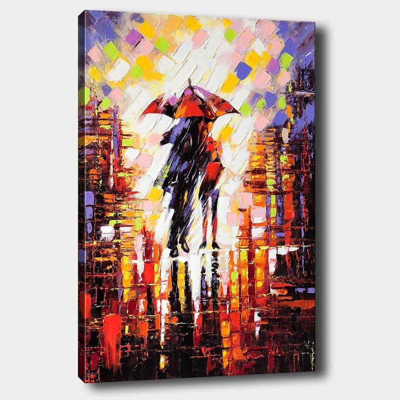 Lerretsbilde 70x100 cm - To personer med paraply som står i et regnfullt bymiljø, Rød / Svart / Oransje