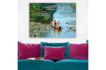 Lerretsbilde 70x100 cm - To personer padler i båt gjennom en innsjø med vannliljer og blomster - Grønn / Rosa / Blå - Interiør - Maleri & posters - Lerretsbilder