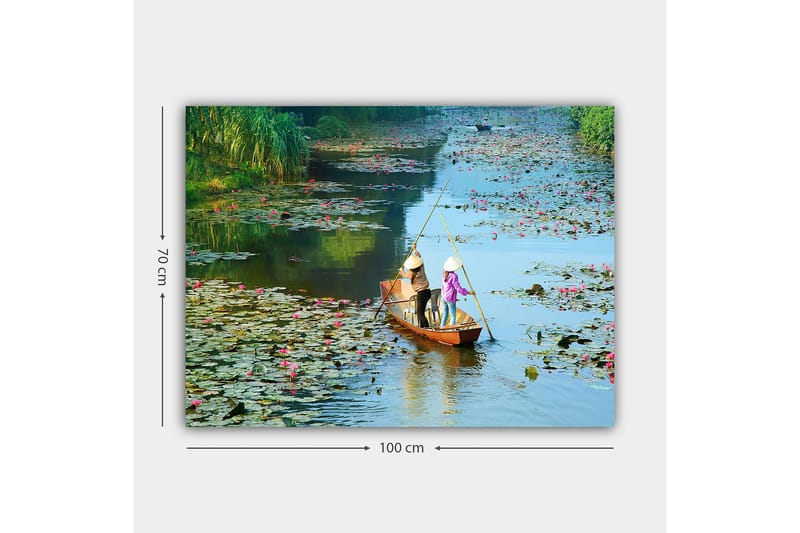 Lerretsbilde 70x100 cm - To personer padler i båt gjennom en innsjø med vannliljer og blomster - Grønn / Rosa / Blå - Interiør - Maleri & posters - Lerretsbilder