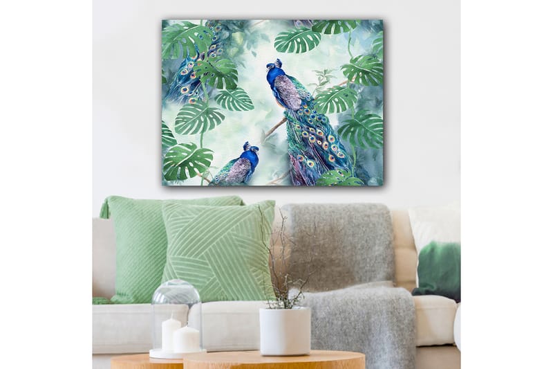 Lerretsbilde 70x100 cm - To påfugler som sitter blant grønne planter i et levende og fargerikt miljø, Blå / Grønn / Turkis