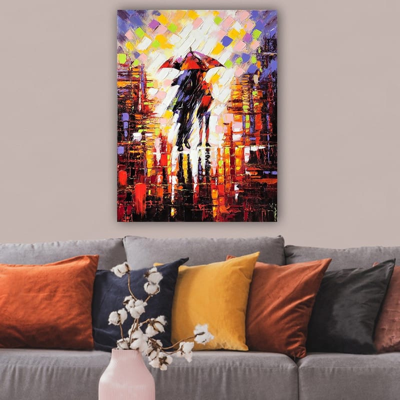Lerretsbilde 70x100 cm - To personer med paraply som står i et regnfullt bymiljø - Rød / Svart / Oransje - Interiør - Maleri & posters - Lerretsbilder