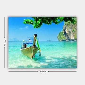 Lerretsbilde 70x100 cm - Tradisjonell båt på en klarblå strand med frodige klipper i bakgrunnen - Turkis / Grønn / Blå - Interiør - Maleri & posters - Lerretsbilder