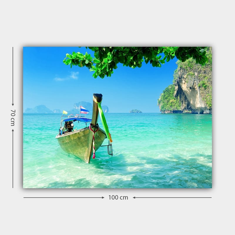 Lerretsbilde 70x100 cm - Tradisjonell båt på en klarblå strand med frodige klipper i bakgrunnen - Turkis / Grønn / Blå - Interiør - Maleri & posters - Lerretsbilder