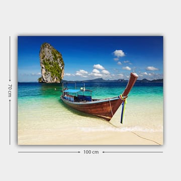 Lerretsbilde 70x100 cm - Tradisjonell båt på en tropisk strand med fjellformasjoner i bakgrunnen - Blå / Grønn / Brun - Interiør - Maleri & posters - Lerretsbilder