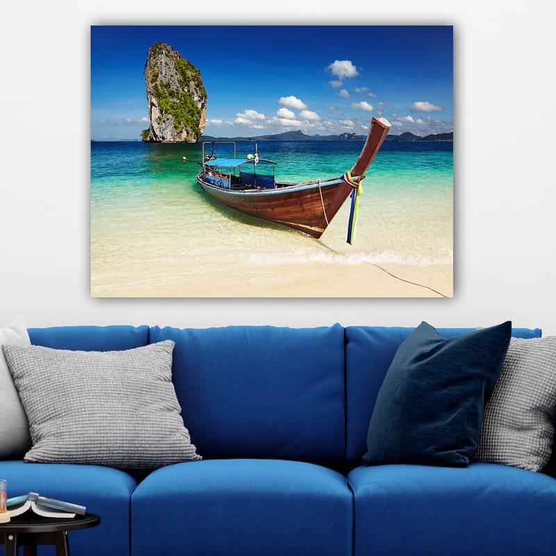 Lerretsbilde 70x100 cm - Tradisjonell båt på en tropisk strand med fjellformasjoner i bakgrunnen - Blå / Grønn / Brun - Interiør - Maleri & posters - Lerretsbilder