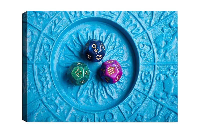 Lerretsbilde 70x100 cm - Tre fargerike terninger plassert på en blå bakgrunn med et mønster, Blå / Grønn / Lilla