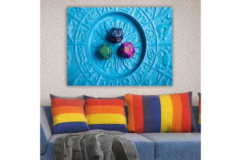 Lerretsbilde 70x100 cm - Tre fargerike terninger plassert på en blå bakgrunn med et mønster - Blå / Grønn / Lilla - Interiør - Maleri & posters - Lerretsbilder