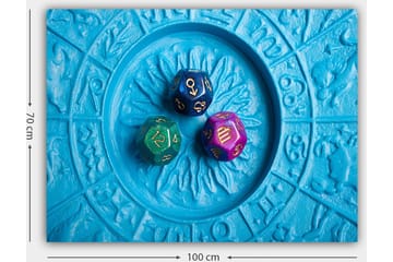 Lerretsbilde 70x100 cm - Tre fargerike terninger plassert på en blå bakgrunn med et mønster - Blå / Grønn / Lilla - Interiør - Maleri & posters - Lerretsbilder