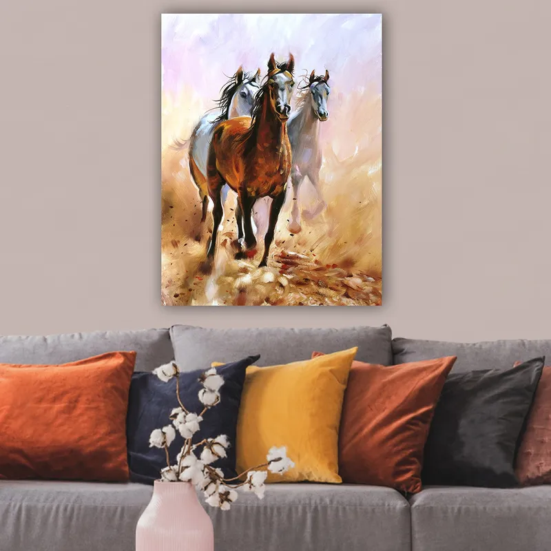 Lerretsbilde 70x100 cm - Tre hester galopperer fremover i en dynamisk bevegelse - Brun / Hvit / Beige - Interiør - Maleri & posters - Lerretsbilder