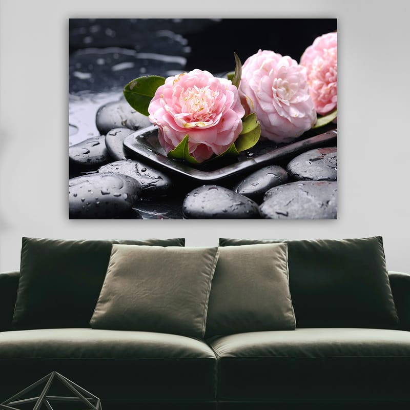 Lerretsbilde 70x100 cm - Tre rosa blomster på en tallerken med svarte steiner og vanndråper, Rosa / Svart / Grønn