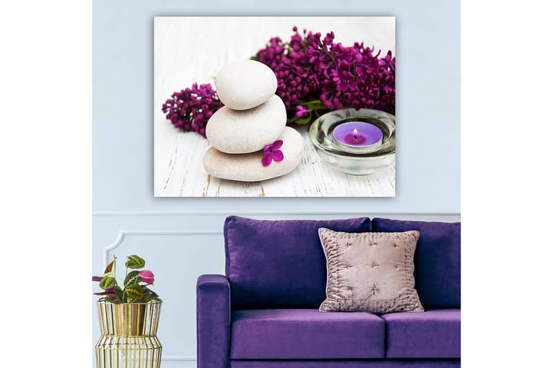 Lerretsbilde 70x100 cm - Tre stablede steiner med en lilla blomst og et duftlys i en rolig og harmonisk komposisjon - Lys grå / Lilla - Interiør - Maleri & posters - Lerretsbilder